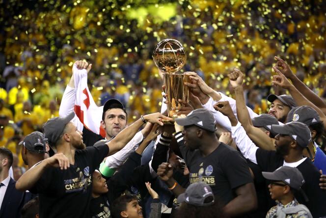 Les Warriors de Golden State célèbrent leur sacre après la victoire décisive face à Cleveland lors du cinquième match de la finale NBA.