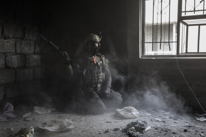 Naji, un soldat irakien, dans le souk de Mossoul (Irak), le 19 mars.