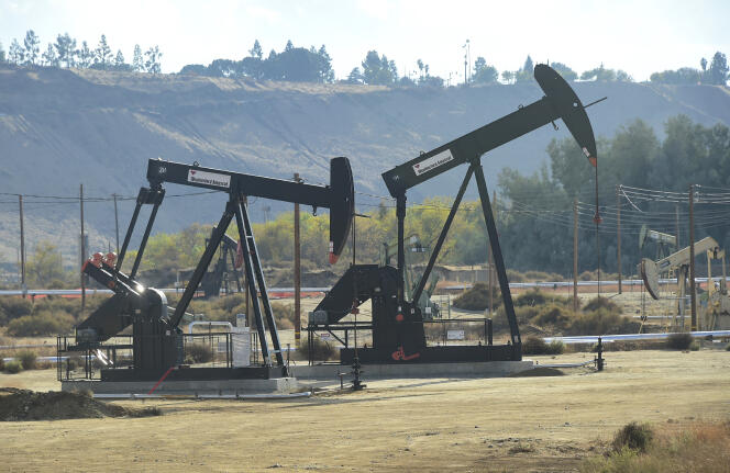 Des forages de pétrole de Chevron à Bakersfield (Californie), le 21 novembre 2016.