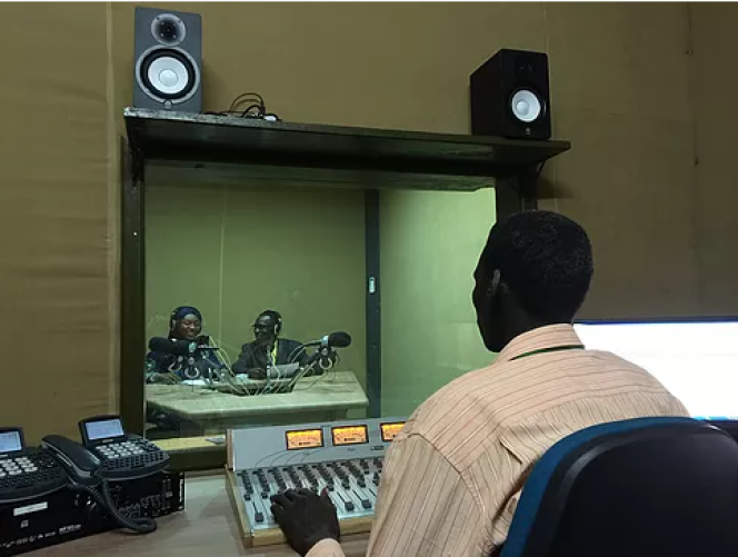 La radio Studio Kalangou, à Niamey, a été créée en octobre 2015 à l’initiative de la Fondation Hirondelle. Elle emploie quatorze journalistes et quatre traducteurs.