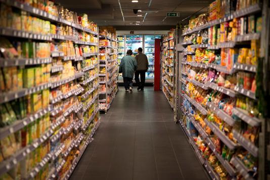 Dans les rayons d’un supermarché, à Paris, en 2014.