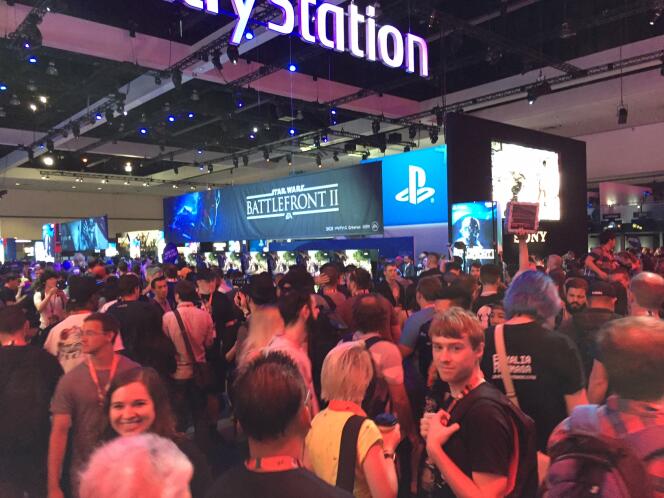 L’attente pour jouer à « Battlefront 2 » sur le stand de Sony.