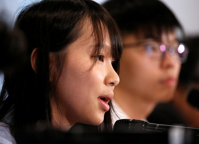 Agnès Chow (au premier plan) et Joshua Wong, deux dirigeants du mouvement d’opposition Demosisto, lors d’une conférence de presse à Tokyo, le 15 juin.