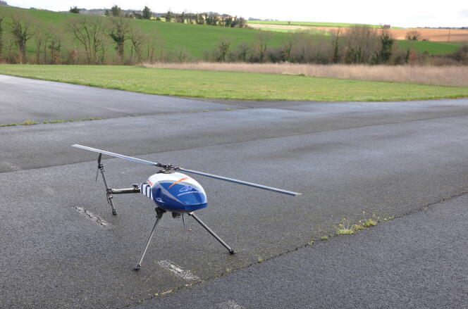 Dans le cadre d’une utilisation en agriculture, ce drone-hélicoptère peut traiter 30 à 50 ha à l’heure.