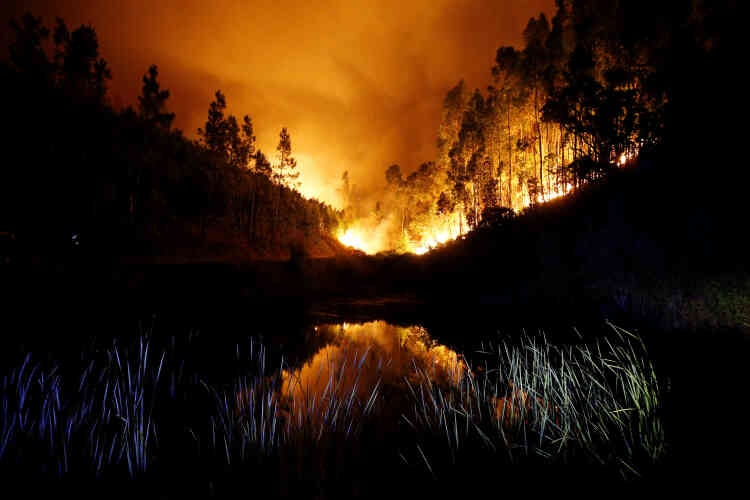 Des dizaines de personnes qui ont fui leurs maisons encerclées par les flammes, et plusieurs villages ont dû être évacués.