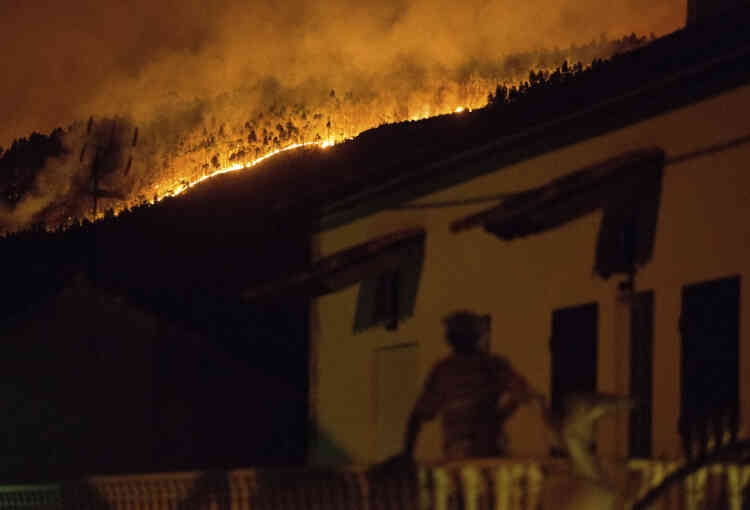 « Il y a des gens qui sont arrivés en disant qu’ils ne voulaient pas mourir dans leurs maisons, qui étaient entourées de flammes », a témoigné aux médias portugais un habitant d’Ansiao, Ricardo Tristao.