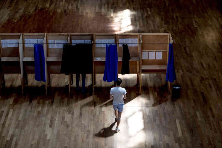 Dans un bureau de vote installé dans la salle de la corbeille, au palais de la Bourse de Lyon.