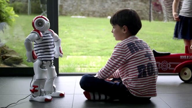 Un enfant avec un robot.