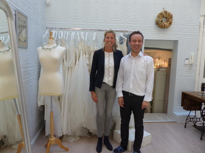 Marie Laporte, créatrice de robes de mariées, et Hafiz Ghanbari, couturier, se sont rencontrées grâce à la plate-forme Action emploi réfugiés.