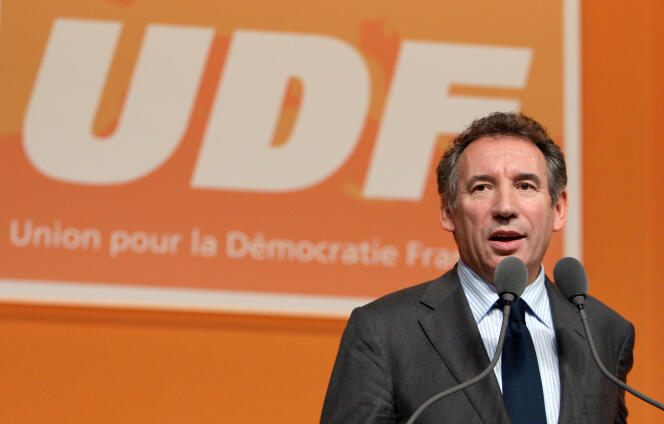 François Bayrou s’exprime lors de l’ouverture du congrès extraordinaire de l’Union pour la démocratie française (UDF) appelé à approuver la création du Mouvement démocrate (MoDem), le 30 novembre 2007, à Paris.