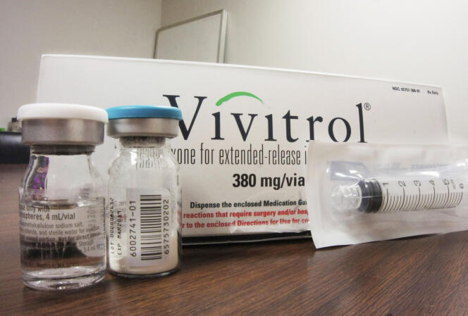 « Depuis les années 1990, des prescriptions sans contrôle et encouragées par une partie de l’industrie pharmaceutique de médicaments pour soigner les douleurs ont conduit de nombreuses personnes à devenir dépendantes des opioïdes » (Vivitrol, traitement contre l’addiction aux opioïdes).