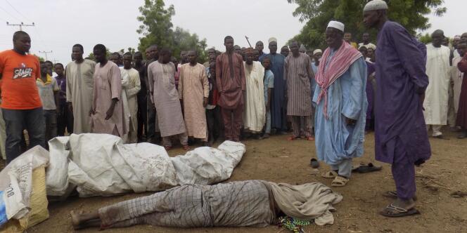 Des villageois se recueillent devant le corps d’une victime de Boko Haram, le 19 juin 2017, près de Maïduguri.