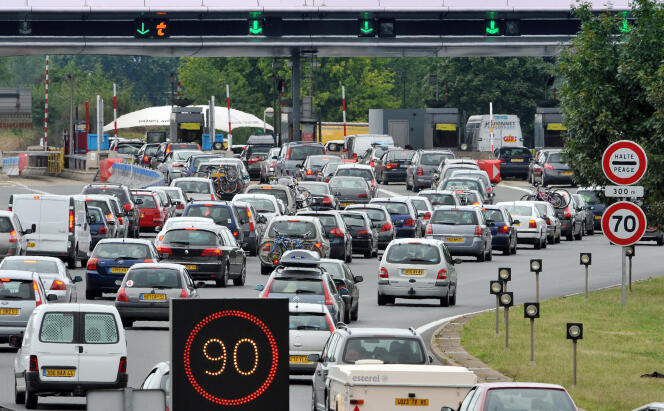 Des véhicules sont pris dans les embouteillages au niveau du péage de Virsac sur l'A10, le 16 août 2008. Le processus d'automatisation des péages autoroutiers pourrait déboucher dans l'avenir sur le 