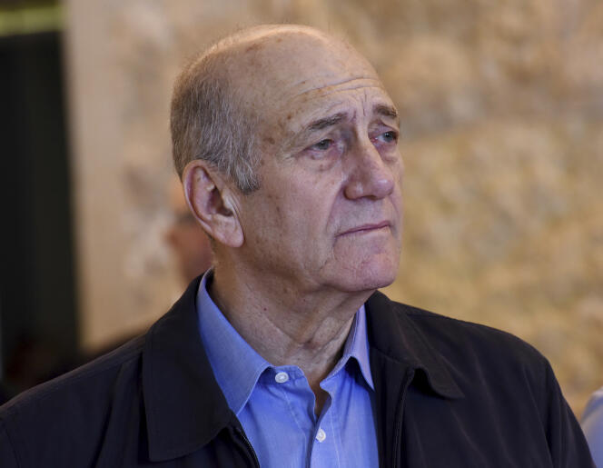 L’ancien premier ministre israélien Ehoud Olmert quitte la salle d’audience de la Cour suprême, le 29 décembre 2015.