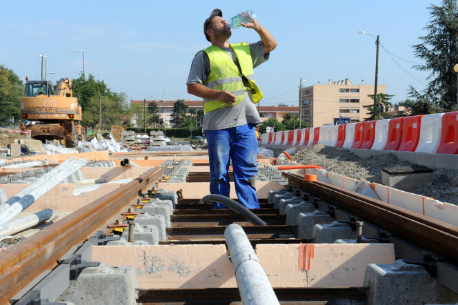 Un ouvrier qui travaille sur le chantier du tramway, entre Toulouse et Blagnac, pendant l'alerte orange à la canicule de l’été 2009.