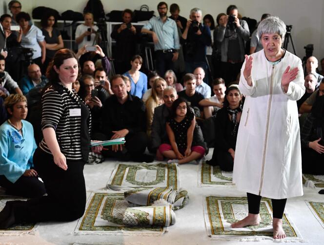 La militante Seyran Ates prépare la prière inaugurale de la mosquée Ibn Rushd-Goethe, à Berlin le 16 juin.