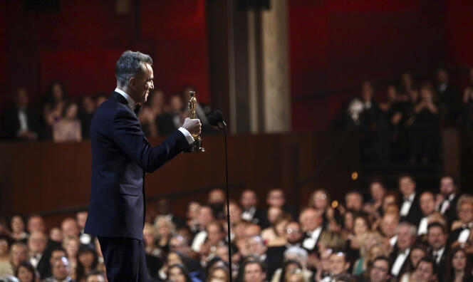Daniel Day-Lewis reçoit son troisième Oscar de meilleur acteur pour son rôle dans « Lincoln », à Los Angeles, le 24 février 2013.