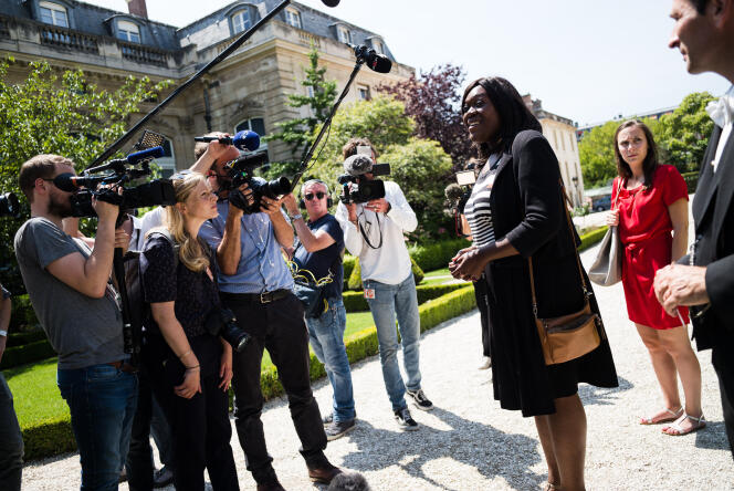 L’avocate d’affaires Laetitia Avia, élue dans la 8e circonscription de Paris, répond aux journalistes devant l’Assemblée nationale, le 19 juin.