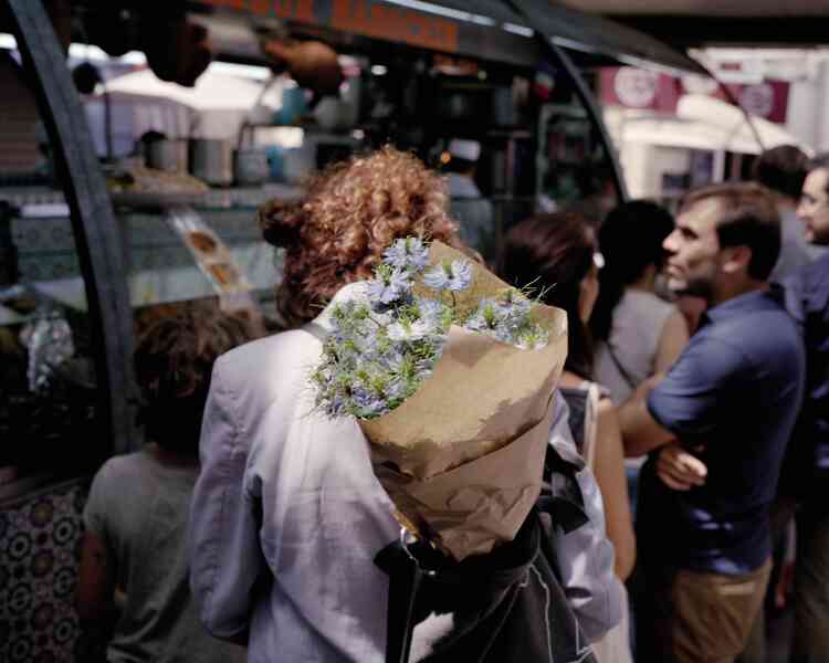 Fleurs dans les allées du marché.