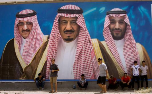 Une affiche représentant le roi d’Arabie saoudite, Salman , entouré de son fils Mohammed Ben Salman (à droite) et  du ministre de l’intérieur, le prince Mohammed Ben Nayef, à Taëf le 4 avril.