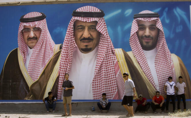Une affiche représentant le roi d’Arabie saoudite, Salman , entouré de son fils Mohammed Ben Salman (à droite) et  du ministre de l’intérieur, le prince Mohammed Ben Nayef, à Taëf le 4 avril.