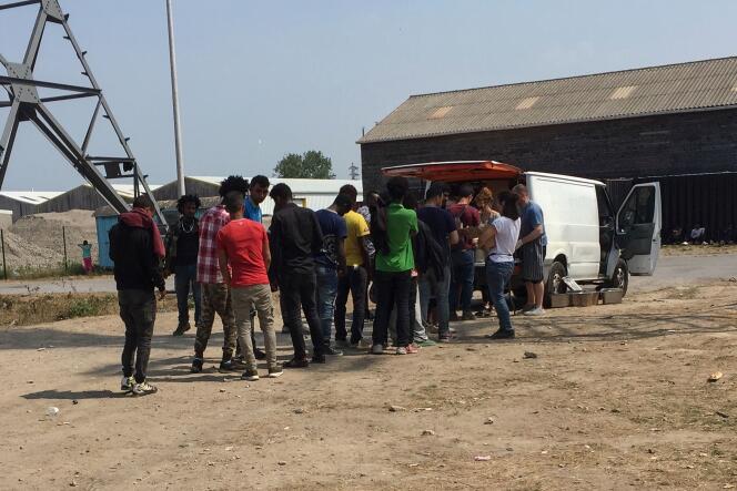 Lors de la distribution des repas, à Calais, mercredi 21 juin.