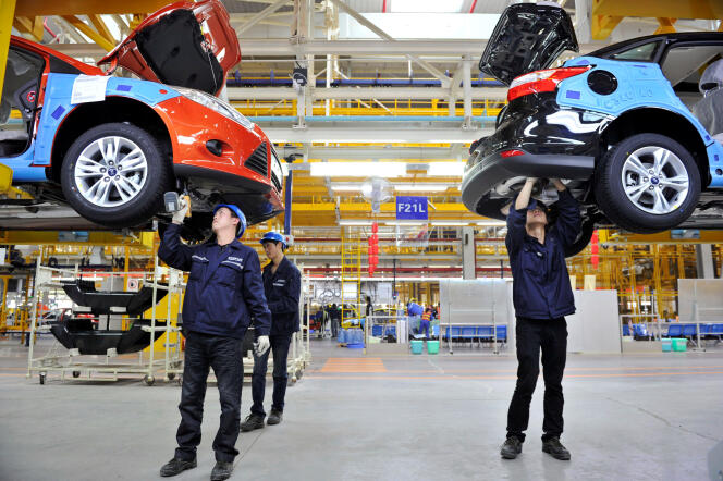 Des employés assemblent des voitures dans l’usine Ford située à Chongqing (Chine). La nouvelle Focus y sera fabriquée.