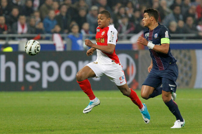 Kylian Mbappe, de l’AS Monaco, et Thiago Silva, du Paris Saint-Germain, lors d’une rencontre au Stade de Lyon.