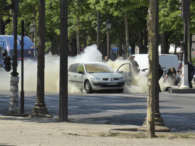 La voiture en feu de l’assaillant Adam Djaziri, après l’attentat du 19 juin sur les Champs-Elysées, à Paris.