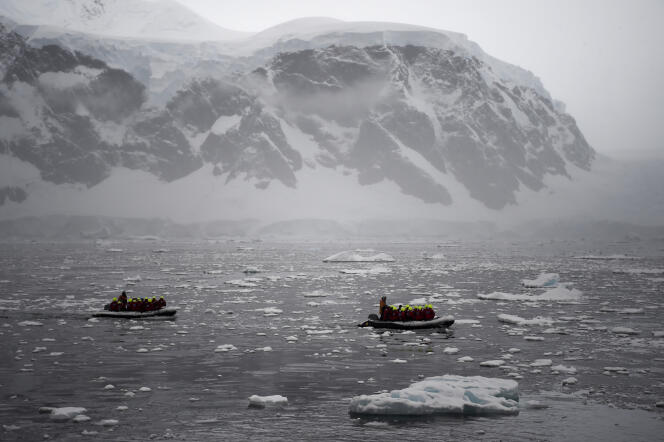 Des touristes traversent la péninsule de l’Antarctique de l’Ouest le 3 mars 2016.
