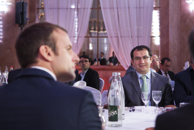 Emmanuel Macron et Ahmet Ogras lors du dîner de rupture du jeûne du ramadan organisé par le CFCM au salon Hoche (Paris), le 20 juin.