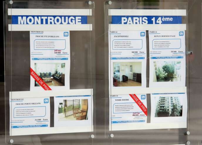Une agent immobilière affiche une baisse sur les annonces d'appartements et maisons à vendre, le 09 octobre 2008 à Paris.