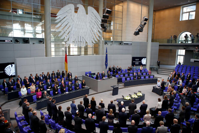 Les députés du Bundestag ont adopté à l’unanimité un projet de loi porté depuis plus d’un an par le ministre de la justice, Heiko Maas (social-démocrate), qui a bataillé contre l’aile la plus conservatrice du parti de la chancelière, Angela Merkel.