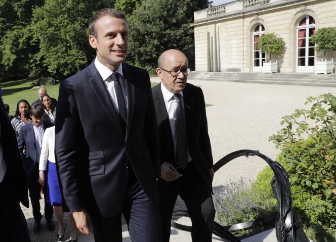 Emmanuel Macron et Jean-Yves Le Drian, le 22 juin à Paris.