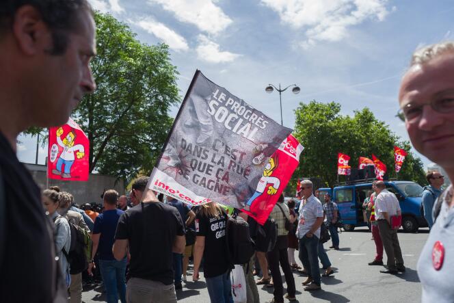 Manifestation des salariés de GM&S devant le ministère de l’économie, à Paris, le 16 juin.