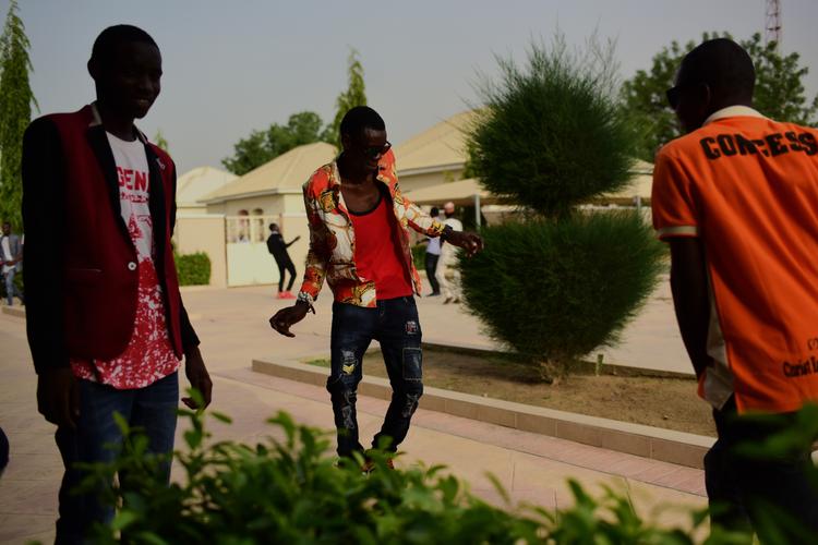 Des étudiants de l’Ecole polytechnique de Maiduguri fêtent la fin de leurs examens, sans se soucier du couvre-feu.