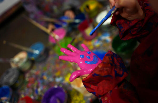 A child makes creative use of color paint during an art class for children in the city of Hanau near Frankfurt, Germany, March 7, 2016. REUTERS/Kai Pfaffenbach - RTSAWCO