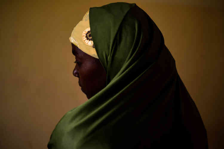 Aisha a été enlevée en 2016 par Boko Haram puis mariée de force à un djihadiste. Elle a réussi à s’échapper et vit désormais dans un camp de déplacés à Maiduguri.