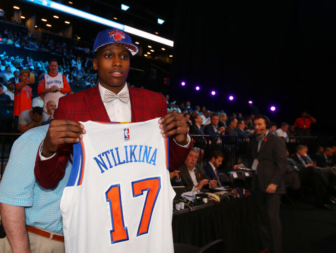 Frank Ntilikina obtient son maillot des Knicks lors de la « draft » 2017 à New York, le 22 juin.