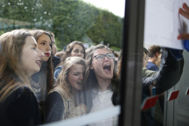 Lors de l’affichage des résultats du bac au lycée Malherbe de Caen, le 5 juillet 2016.