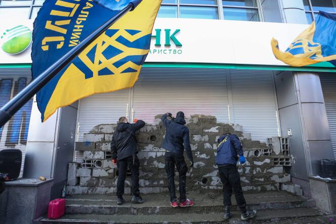Au printemps, les membres du Corpus National ont organisé le blocus de plusieurs banques russes installées en Ukraine, dont la Sberbank (ici à Kiev le 13 mars).