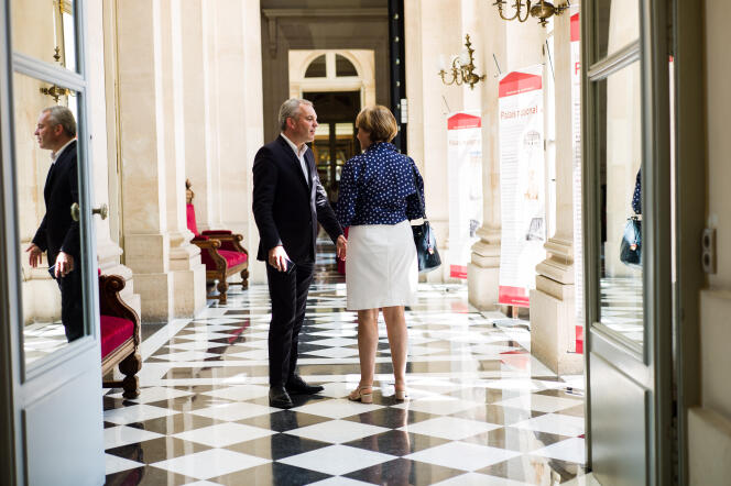 François De Rugy discute avec une députée le 19 juin dans les couloirs de l’Assemblée nationale.