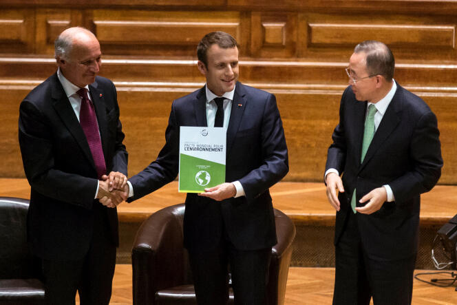 Emmanuel Macron entouré de Laurent Fabius et Ban Ki-moon, le 24 juin à Paris.
