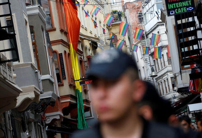 Les drapeaux LGBT ont flotté en 2016 dans les rues d’Istanbul, en Turquie.