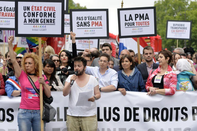 Anne Hidalgo participe à la marche des fiertés LGBT, à Paris, le 28 juin. L’accès à la PMA est une revendication ancienne.
