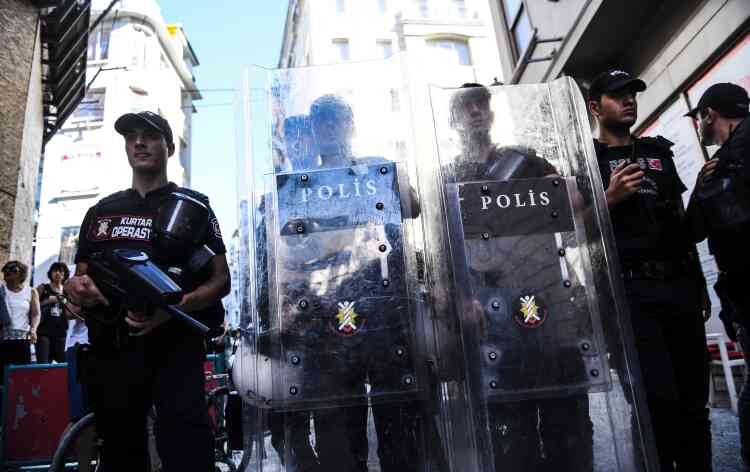 Dimanche, à Istanbul, les participants à la Marche des fiertés ont été dispersés par la police qui tirait avec des balles en caoutchouc.