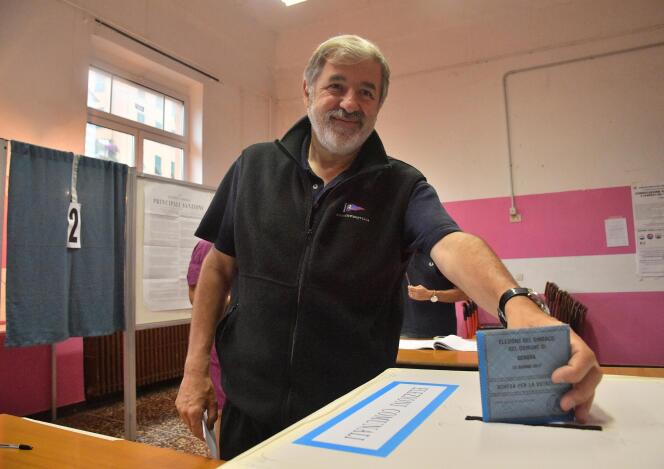 Marco Bucci, le candidat de la droite, vote à l’élection municipale de Gênes, le 25 juin.