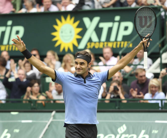 Le Suisse Roger Federer célèbre sa victoire en finale du tournoi ATP de Halle, en Allemagne, le dimanche 25 juin 2017. (Friso Gentsch / dpa via AP)