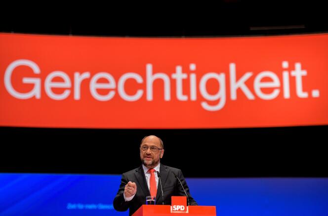 Martin Schulz, le chef du Parti social-démocrate allemand (SPD) et candidat à la chancellerie en septembre, s’exprime à la tribune lors du Congrès de sa formation, à Dortmund (ouest), le 25 juin.