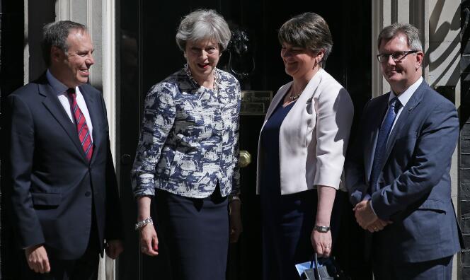 Theresa May et des représentants du DUP, le 26 juin 2017.